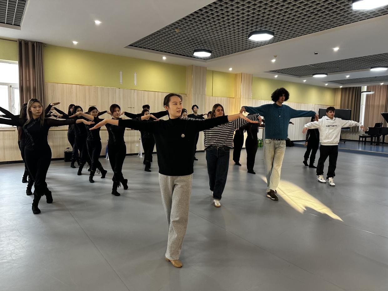 舞韻傳情，豫見未來——意大利學生代表團“中文+職業技能”培訓暨“豫見古今，鄭好同行”短期研修活動之舞蹈技能培訓圓滿結束